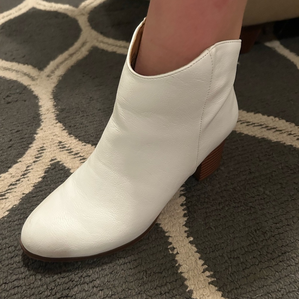 Comfortview White Ankle Boots